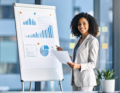 Eine Frau vor einem Chart