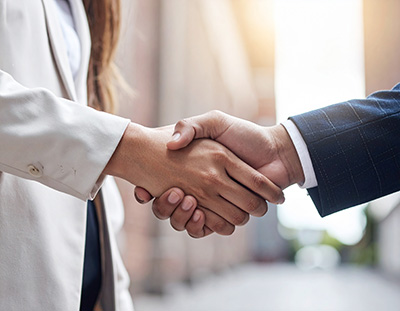 Menschen die sich die Hand geben